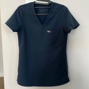 Figs Catarina one pocket scrub top. Color - Dark Harbor